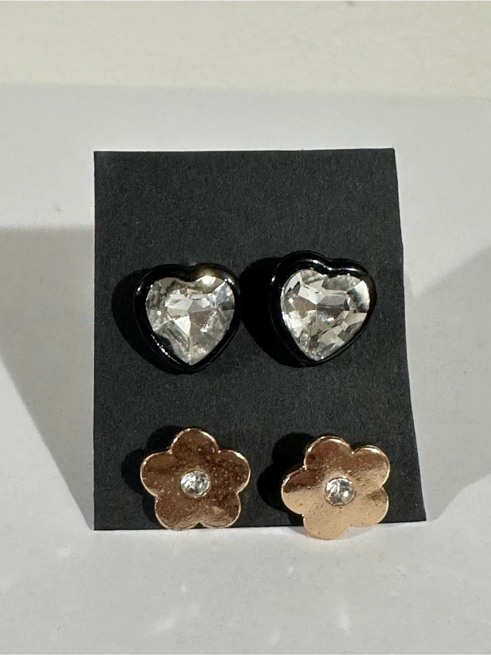 Gold Flower & Black‑Trim Crystal Heart Stud Earrings – Chic Two‑Pair Set